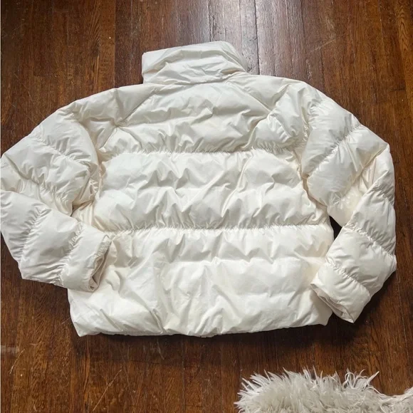 Nike Women’s Sportswear White Puffer Jacket - Picture 2 of 4